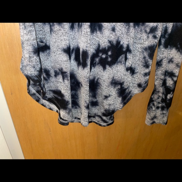 Ladies tie dye long sleeve hooded shirt - Picture 3 of 4